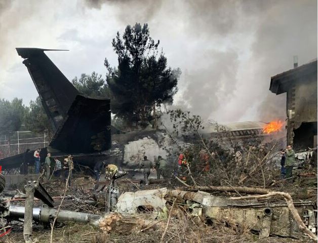 سقوط بوئینگ ۷۰۷ باری ارتش در شهرک مسکونی/ تعداد سرنشینان ۱۶ نفر بود؛ فقط مهندس پرواز زنده ماند/ منازل مسکونی خالی از سکنه بوده است/ پیکر هفت فوت شده از هواپیما خارج شد + عکس و فیلم
