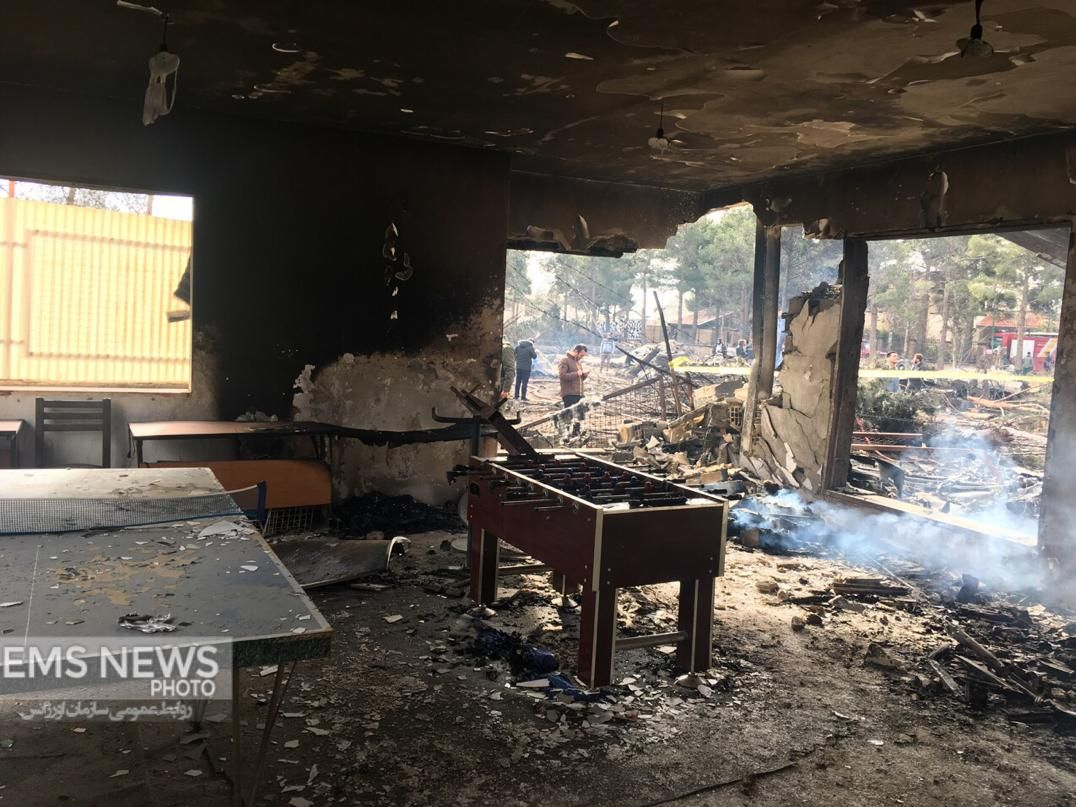 سقوط بوئینگ ۷۰۷ باری ارتش در شهرک مسکونی/ تعداد سرنشینان ۱۶ نفر بود؛ فقط مهندس پرواز زنده ماند/ منازل مسکونی خالی از سکنه بوده است/ پیکر هفت فوت شده از هواپیما خارج شد + عکس و فیلم