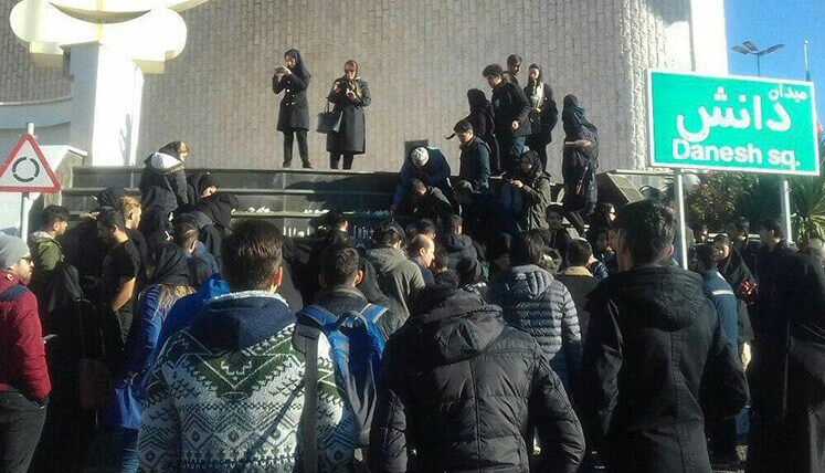 تجمع اعتراضآمیز دانشجویان علوم و تحقیقات+فیلم تجمع اعتراضآمیز دانشجویان علوم و تحقیقات+فیلم