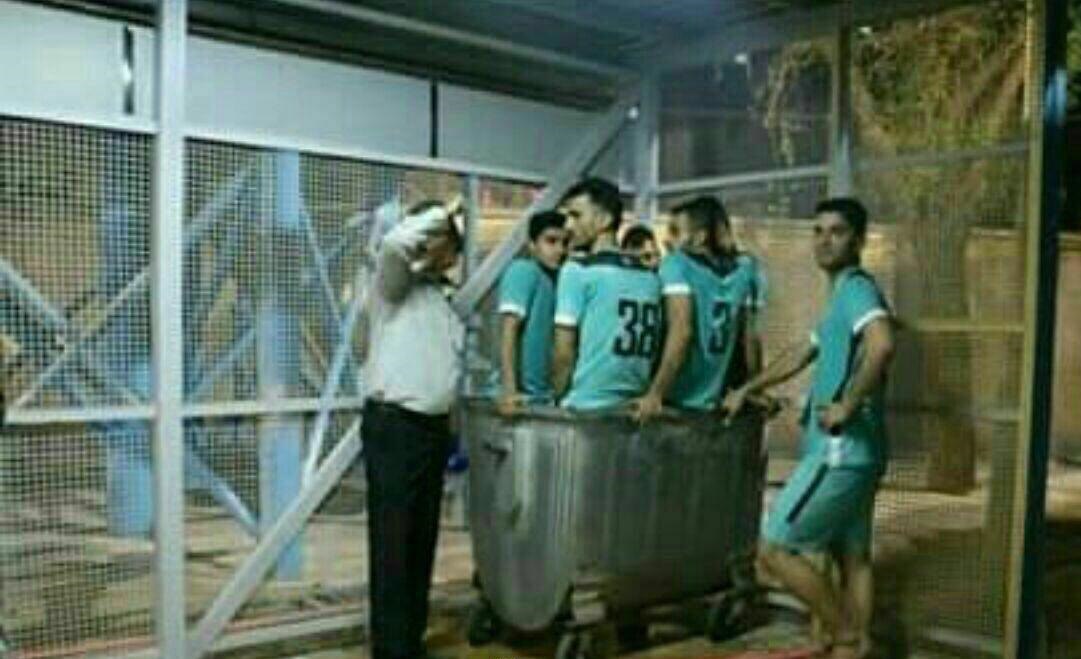 عکس / ریکاوری عجیب بازیکنان نفت مسجد سلیمان در سطل مکانیزه زباله