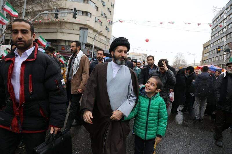 عکس/ فرزند و نوه رهبر انقلاب در راهپیمایی ۲۲ بهمن