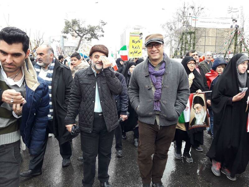 عکس/ کارگردان سرشناس در راهپیمایی ۲۲ بهمن