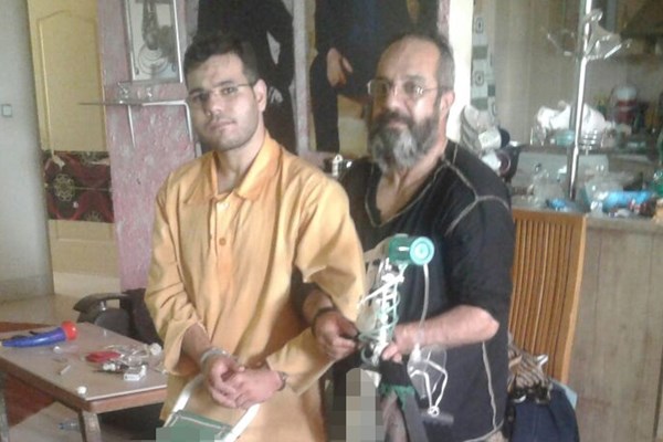 پدر و پسر مأمورنما را شناسایی کنید+ عکس