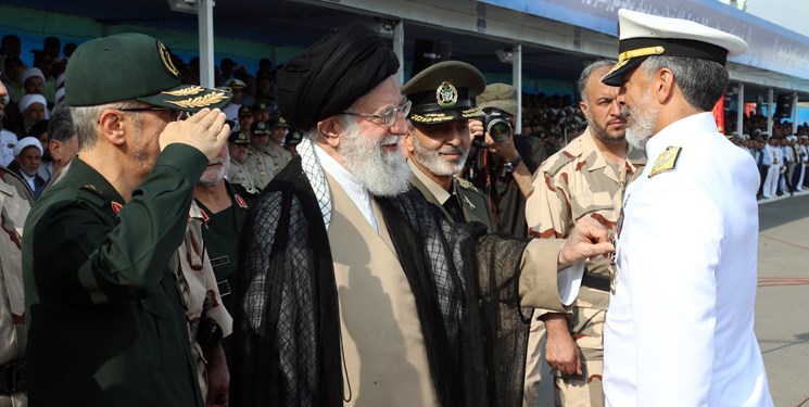 دریادار سیاری نشان درجه‌ یک فتح را دریافت کرد