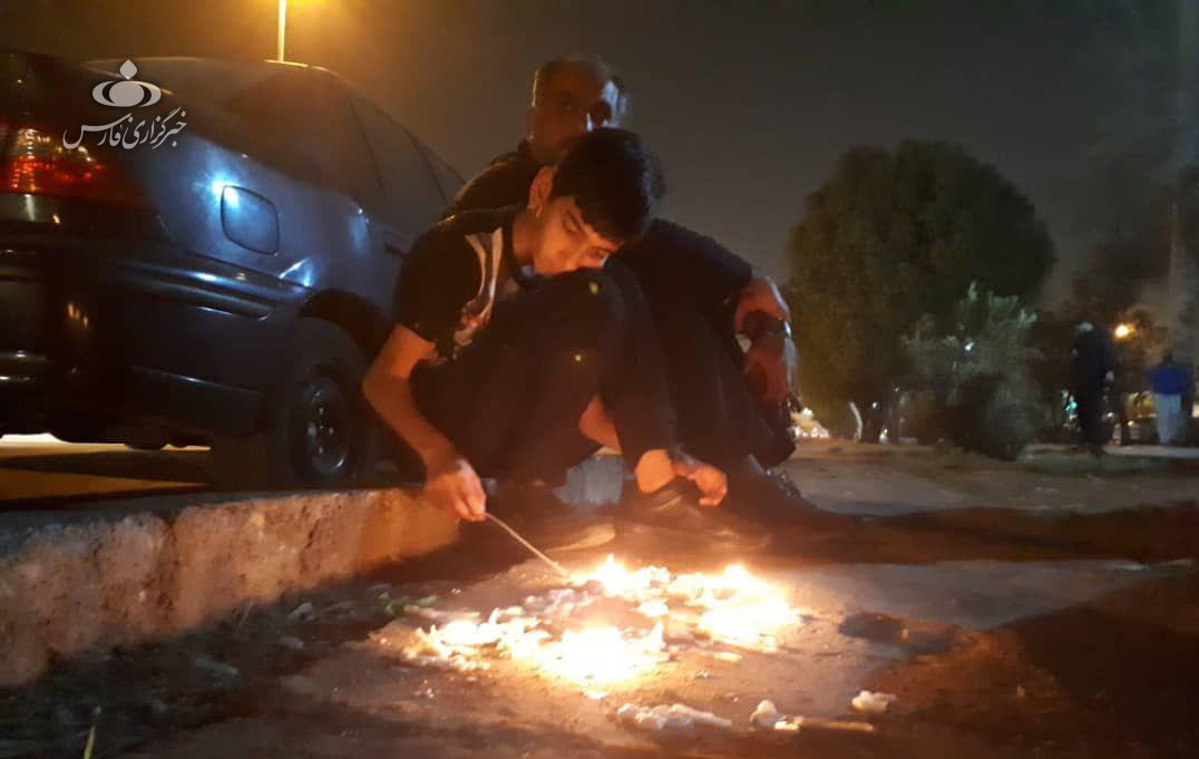 روشنکردن شمع به یاد شهدای حمله تروریستی امروز اهواز روشنکردن شمع به یاد شهدای حمله تروریستی امروز اهواز