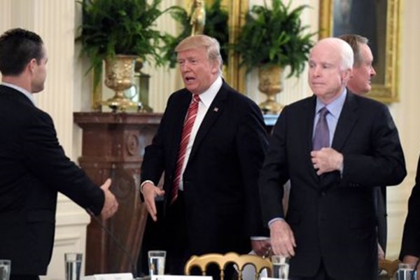 وصیت جان مک کین؛ اوباما سخنران مراسم تدفینم باشد/ ترامپ به مراسم نیاید وصیت جان مک کین؛ اوباما سخنران مراسم تدفینم باشد/ ترامپ به مراسم نیاید