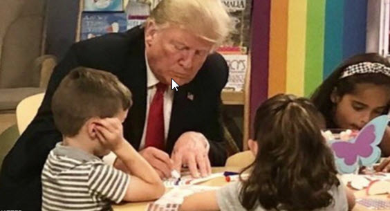 ترامپ پرچم کشورش را به اشتباه رنگ آمیزی کرد+عکس ترامپ پرچم کشورش را به اشتباه رنگ آمیزی کرد+عکس