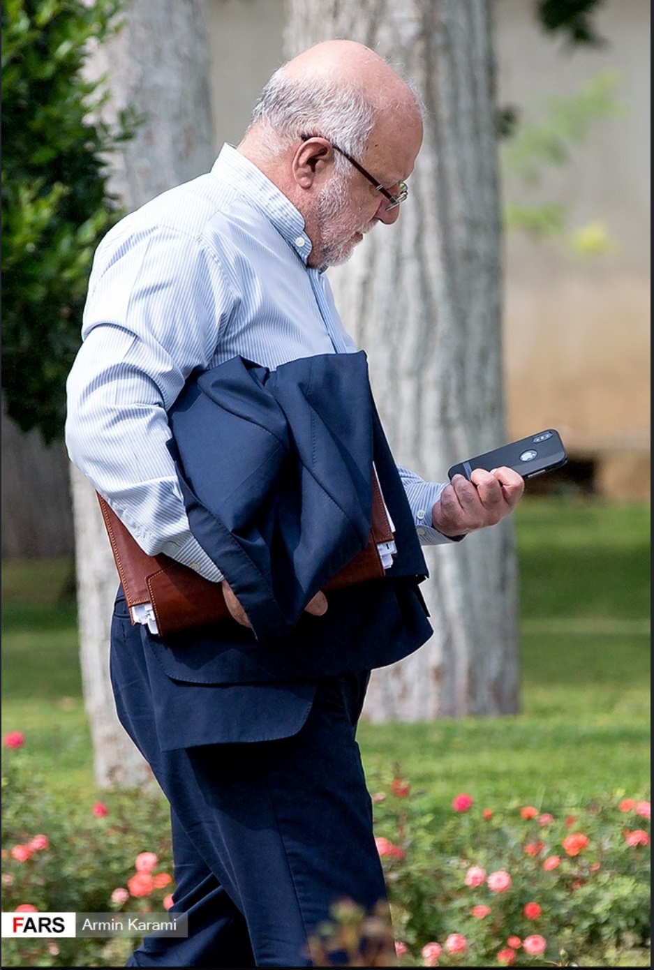 نگنه چه موبایلی دست می‌گیرد؟