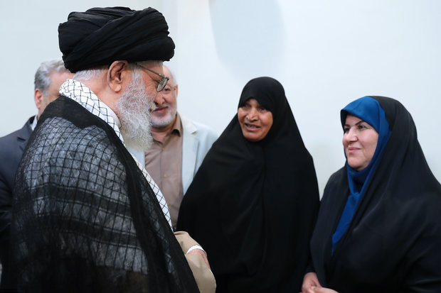 نویسنده و راوی کتاب «فرنگیس» با رهبر معظم انقلاب دیدار کردند نویسنده و راوی کتاب «فرنگیس» با رهبر معظم انقلاب دیدار کردند