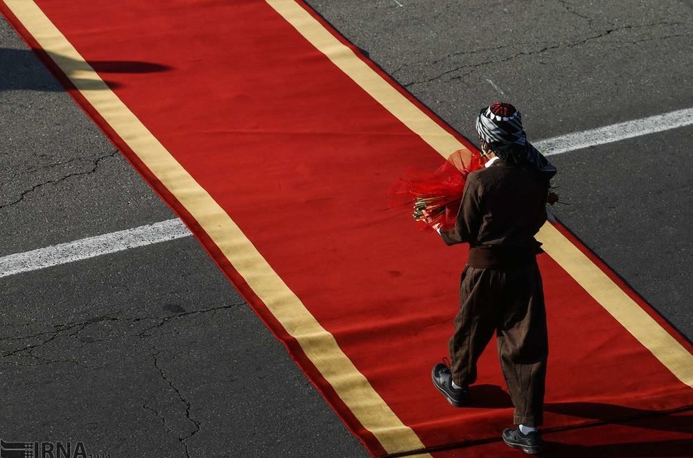 عکس/ استقبال ⁧با لباس کردی از برهم صالح در فرودگاه مهرآباد