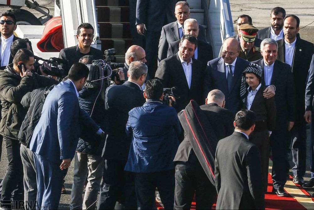 عکس/ استقبال ⁧با لباس کردی از برهم صالح در فرودگاه مهرآباد