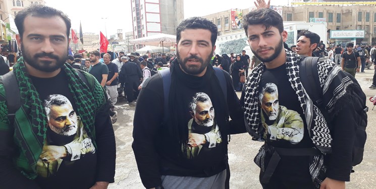 عکس قاسم سلیمانی بر پیراهن زائران جوان عکس قاسم سلیمانی بر پیراهن زائران جوان