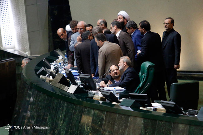 عکس سوال برانگیز از شریعتمداری در صحن مجلس عکس سوال برانگیز از شریعتمداری در صحن مجلس