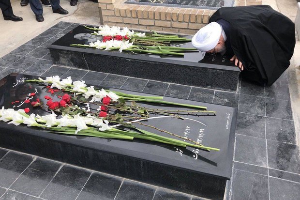 روحانی بر مزار والدین خود حاضر شد + عکس