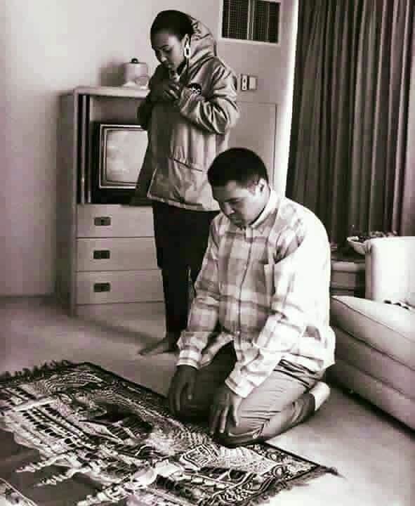 عکس از محمدعلی کلی و دخترش در حال نماز خواندن عکس از محمدعلی کلی و دخترش در حال نماز خواندن