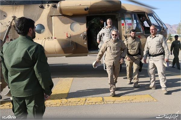 عکس/ تیپ خاص علی لاریجانی هنگام بازدید هوایی از جلفا