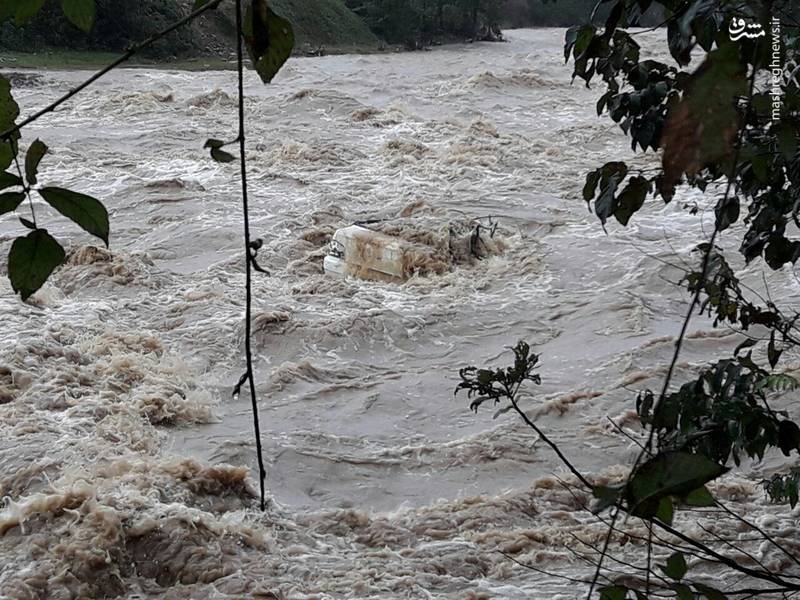 سقوط خودرو با ۴سرنشین به داخل رودخانه