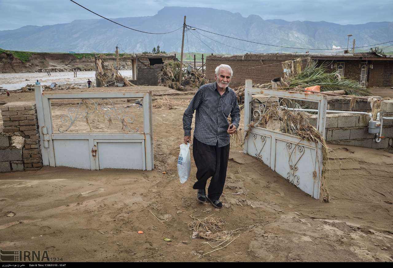 عکس/ حیاط پر از گل در روستای چم‌مهر