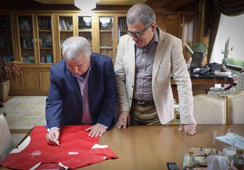 اهدای پیراهن پروین به شهرداری تهران/عکس اهدای پیراهن پروین به شهرداری تهران/عکس