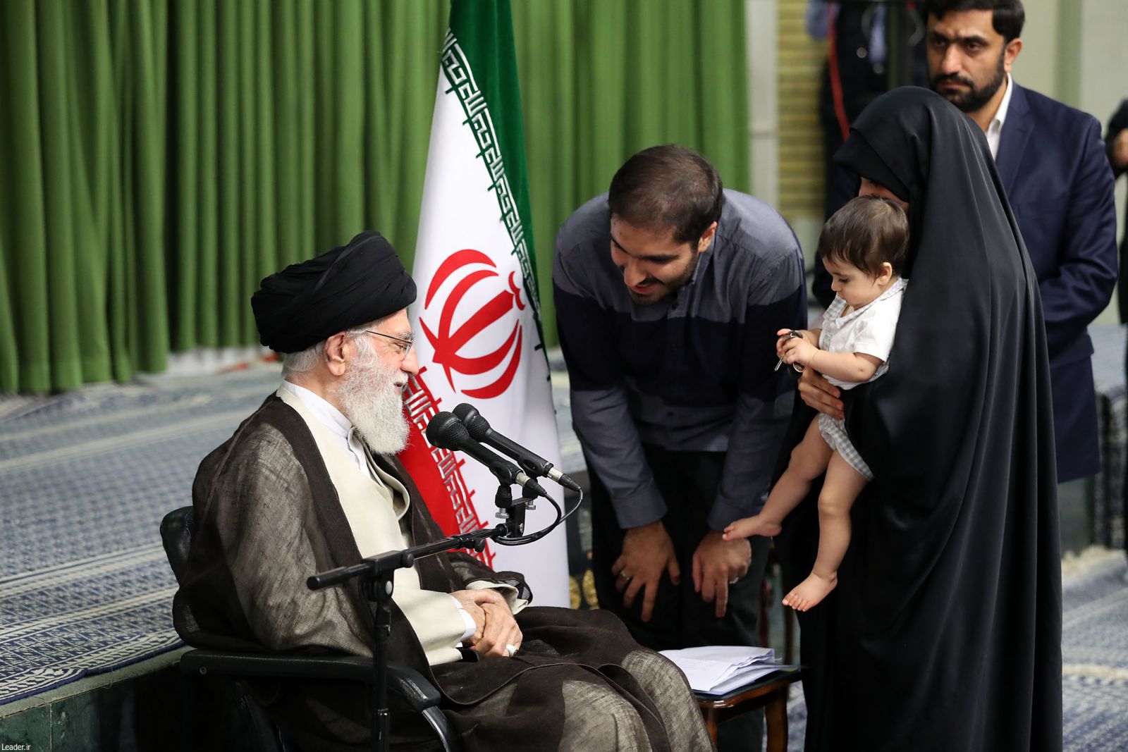عکس/ بانو نخبه‌ای که رهبری از آن تجلیل کرد