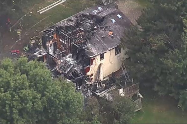 عکس/ سقوط هواپیما روی خانهای در نیویورک تلفات بر جا گذاشت عکس/ سقوط هواپیما روی خانهای در نیویورک تلفات بر جا گذاشت