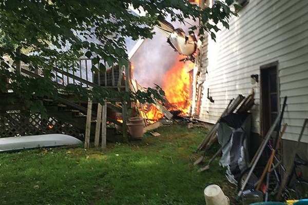 عکس/ سقوط هواپیما روی خانهای در نیویورک تلفات بر جا گذاشت عکس/ سقوط هواپیما روی خانهای در نیویورک تلفات بر جا گذاشت