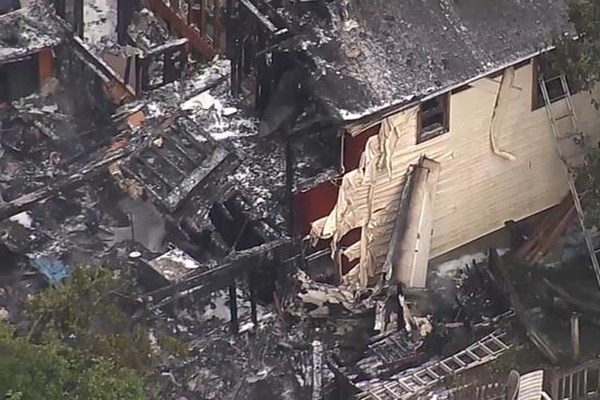 عکس/ سقوط هواپیما روی خانهای در نیویورک تلفات بر جا گذاشت عکس/ سقوط هواپیما روی خانهای در نیویورک تلفات بر جا گذاشت