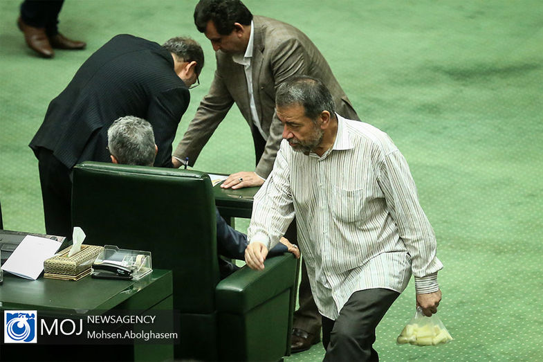 ماجرای یک عکس جنجالی نماینده مجلس+عکس