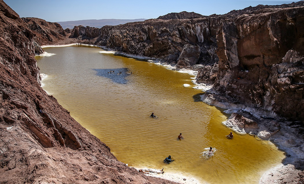 عکس/ شنا در «گنبد نمکی» قم