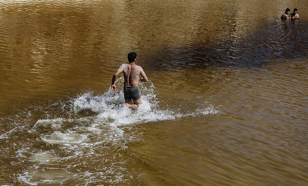 عکس/ شنا در «گنبد نمکی» قم