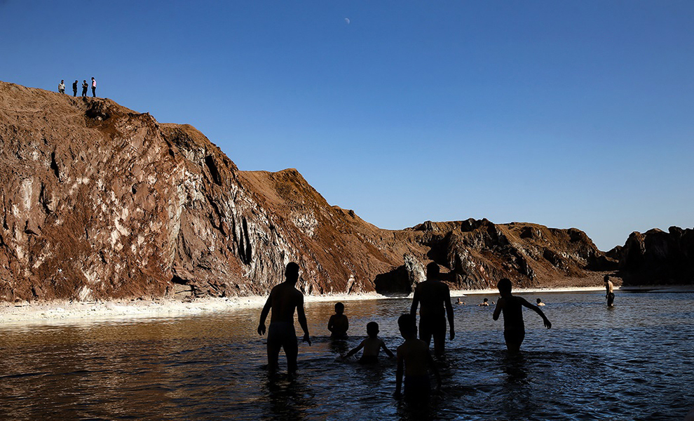 عکس/ شنا در «گنبد نمکی» قم