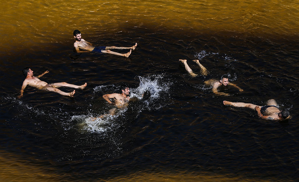 عکس/ شنا در «گنبد نمکی» قم
