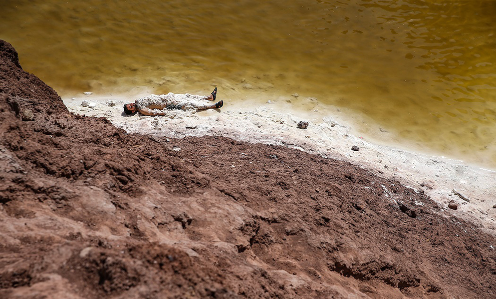 عکس/ شنا در «گنبد نمکی» قم