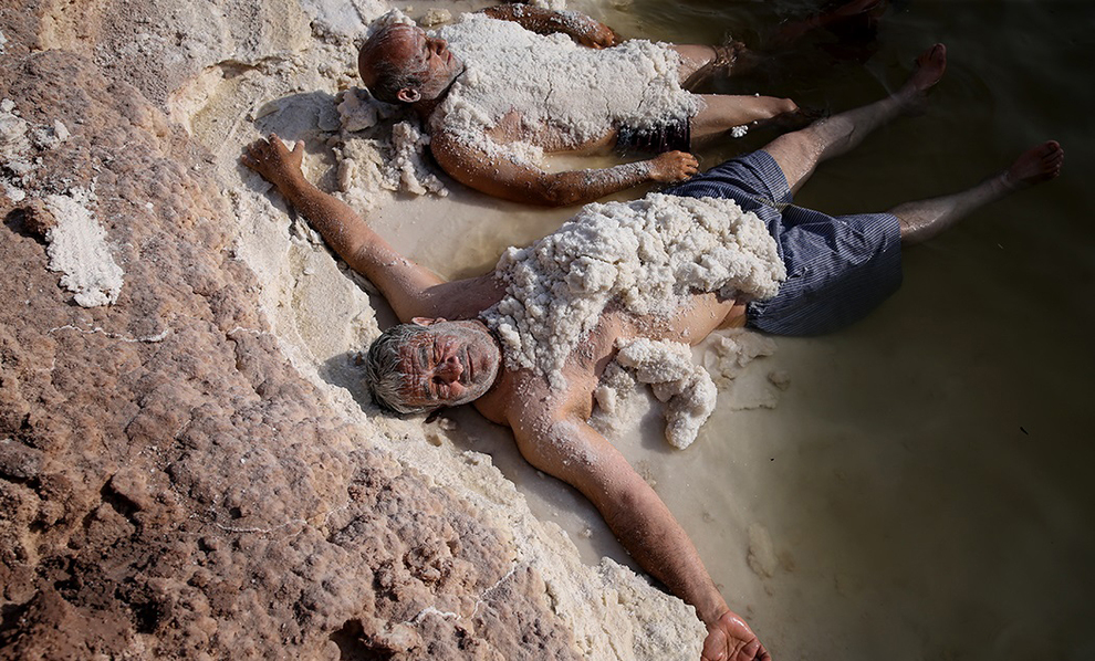عکس/ شنا در «گنبد نمکی» قم