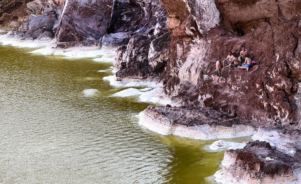 عکس/ شنا در «گنبد نمکی» قم