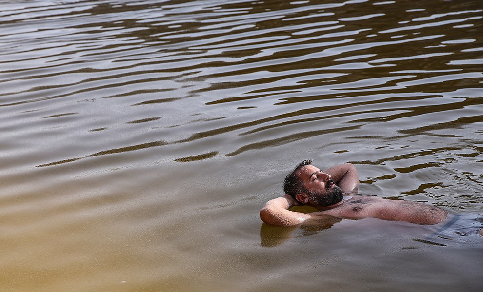 عکس/ شنا در «گنبد نمکی» قم