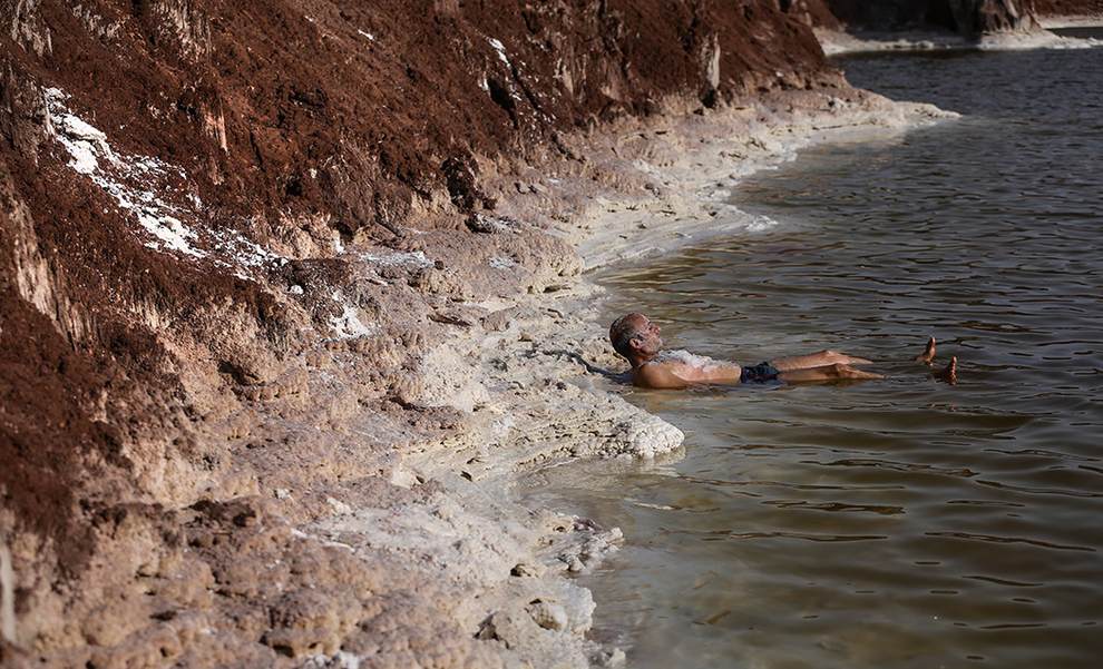 عکس/ شنا در «گنبد نمکی» قم
