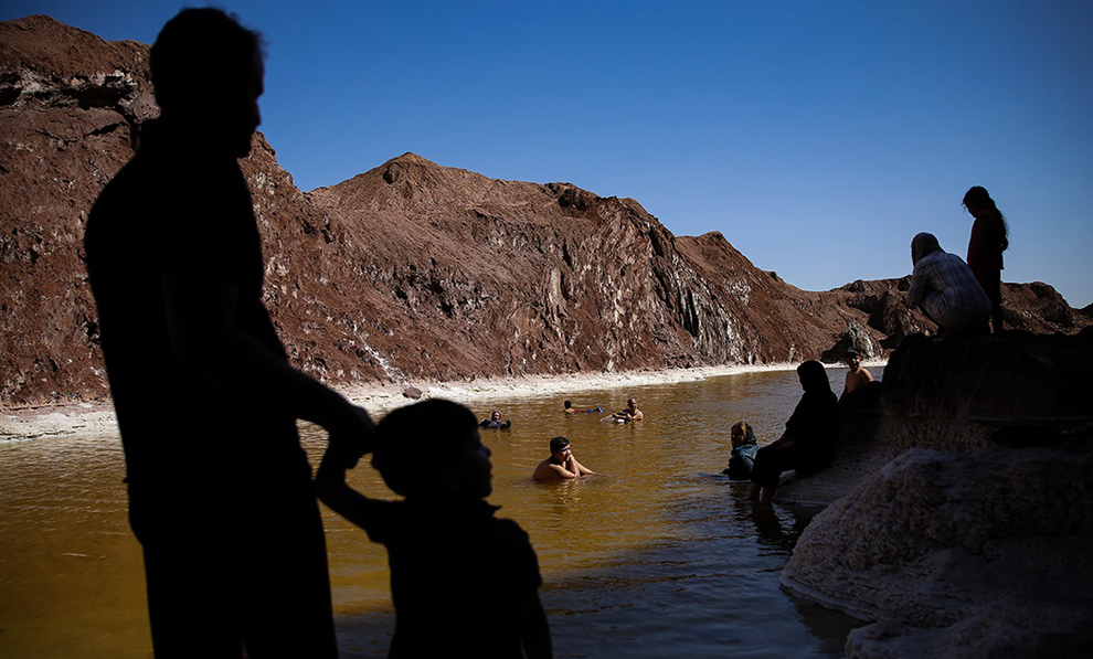 عکس/ شنا در «گنبد نمکی» قم