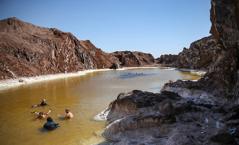 عکس/ شنا در «گنبد نمکی» قم