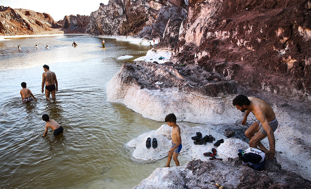 عکس/ شنا در «گنبد نمکی» قم