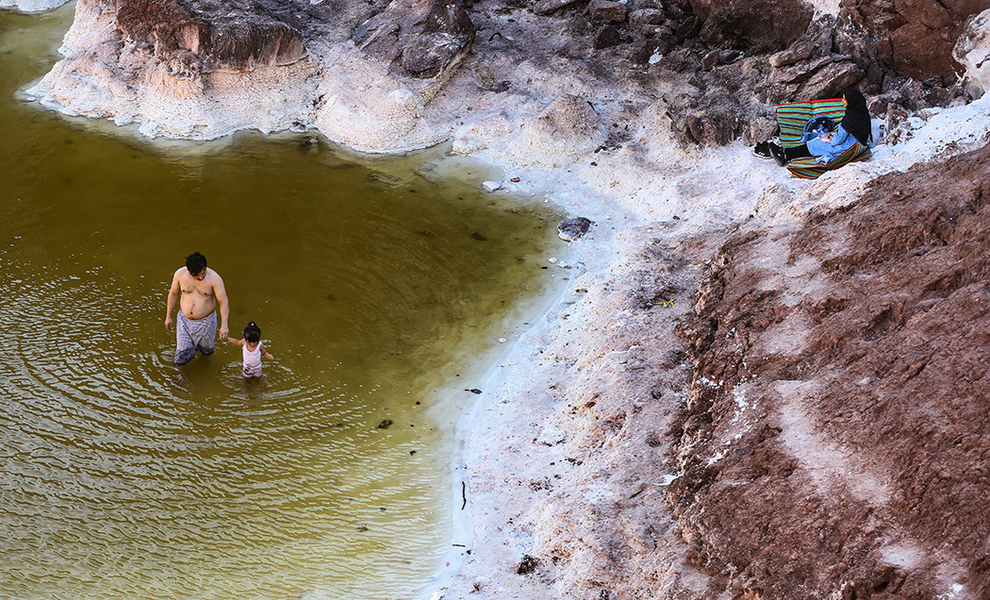 عکس/ شنا در «گنبد نمکی» قم