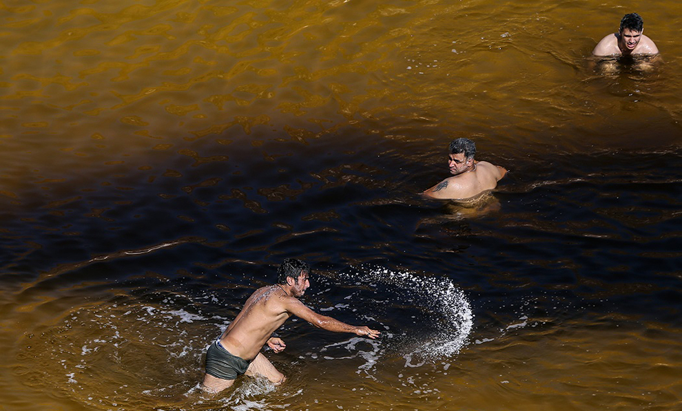 عکس/ شنا در «گنبد نمکی» قم
