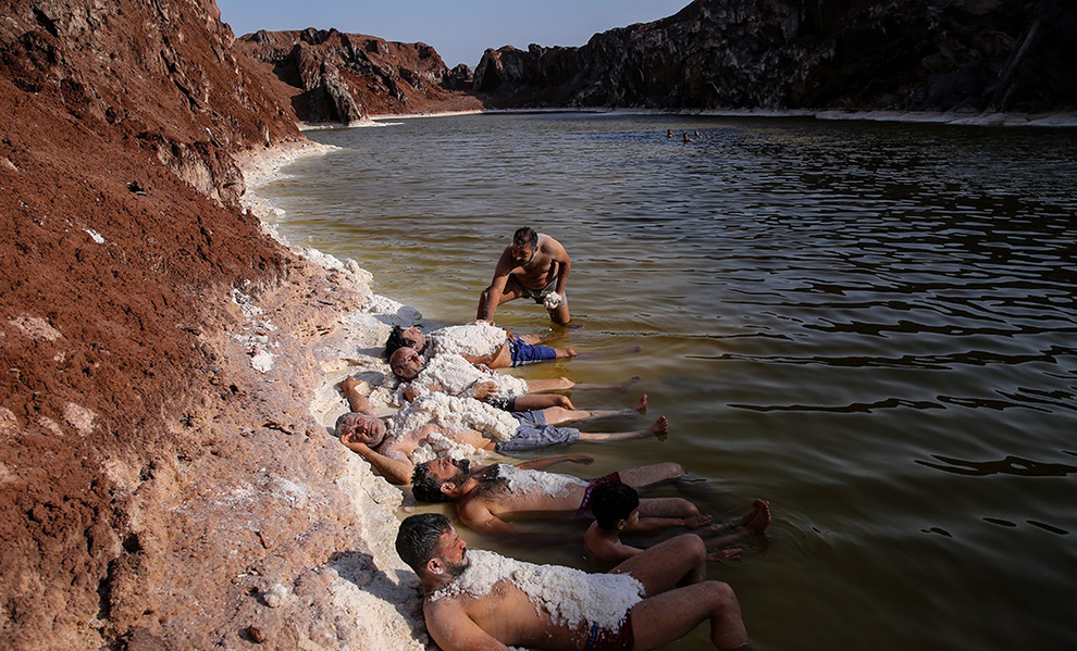 عکس/ شنا در «گنبد نمکی» قم