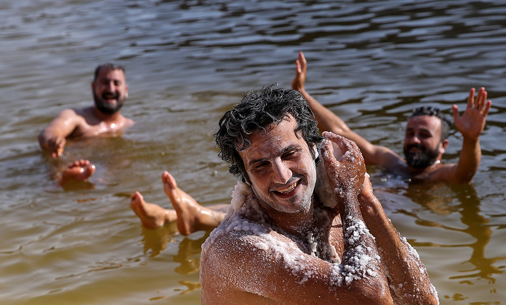 عکس/ شنا در «گنبد نمکی» قم