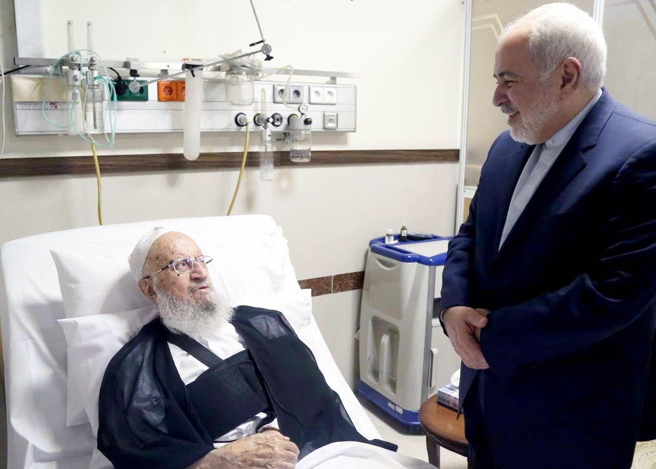 ظریف و علی لاریجانی از آیت الله مکارم شیرازی عیادت کردند