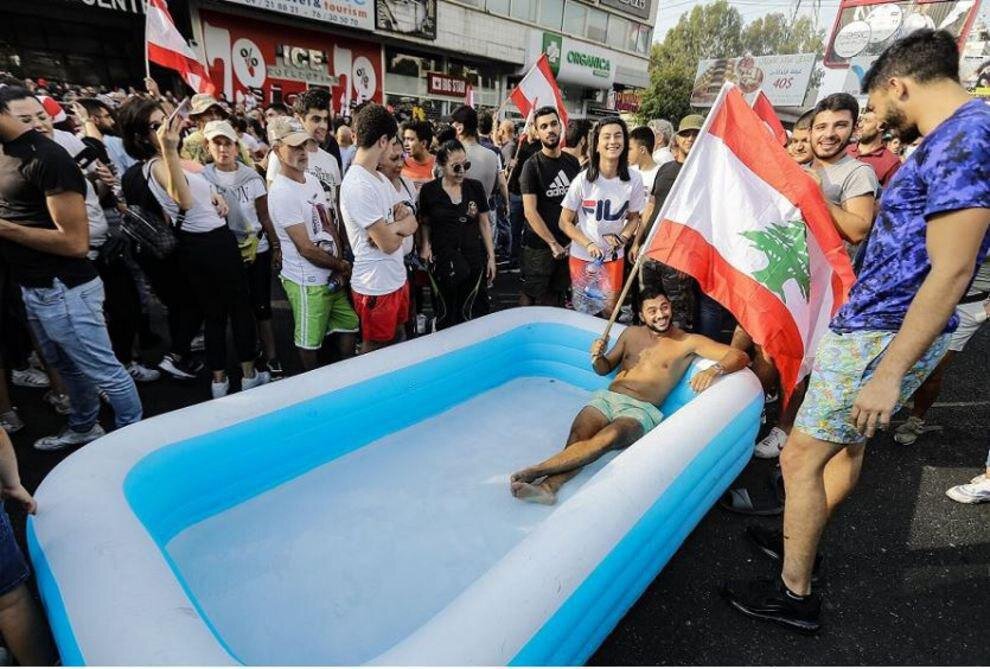 عکس/ جدیدترین تصاویر از تظاهرات لبنان:قلیان کشی وسط میدان جنگ!