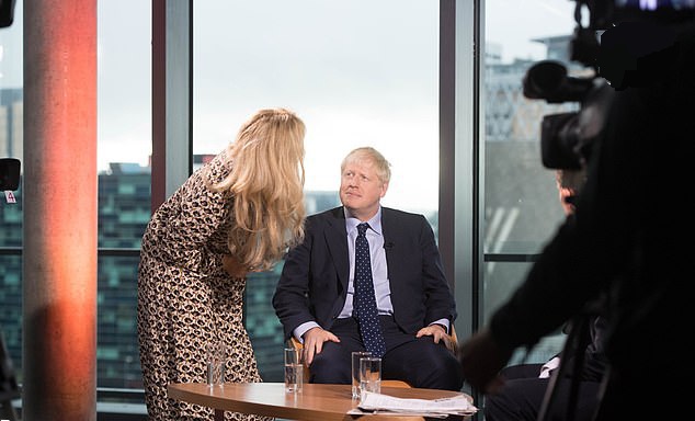 عکس/ شانه زدن موهای بوریس جانسون توسط آرایشگر زن