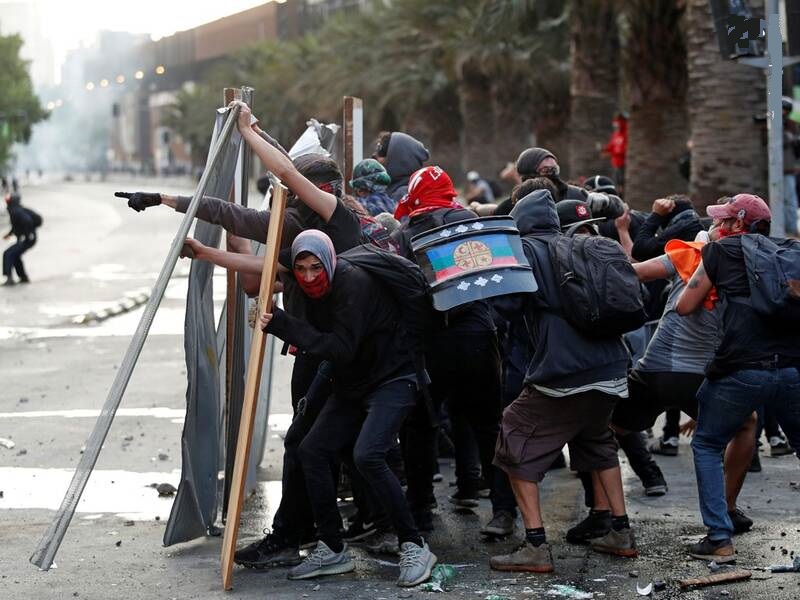 عکس/ آتش زدن دو پلیس در تظاهرات شیلی