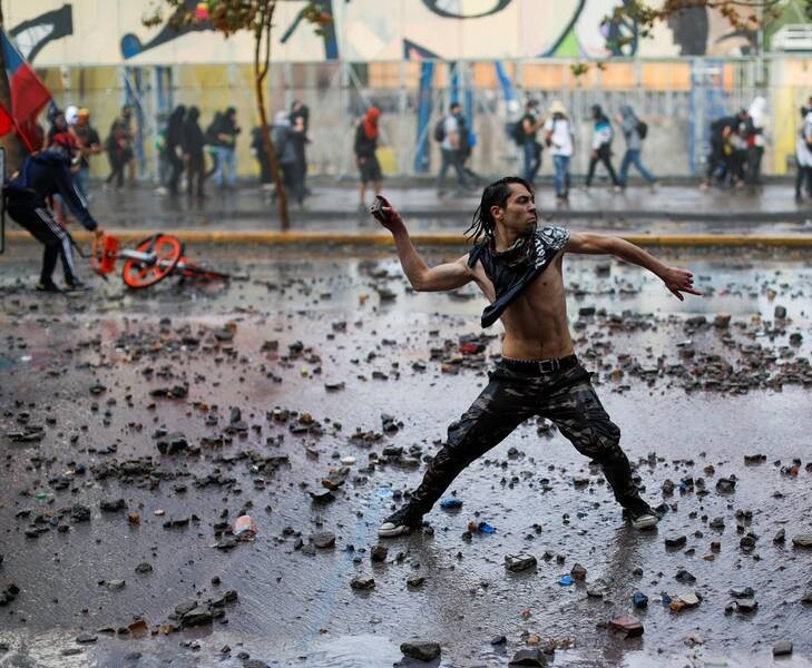 عکس/ آتش زدن دو پلیس در تظاهرات شیلی