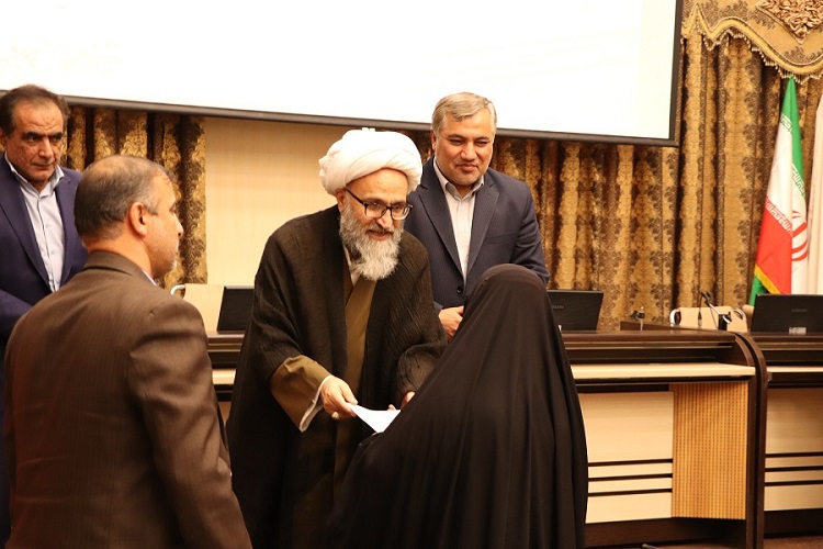 اهدای لوازم خانگی به سیل زدگان سه استان از سوی بانک ملت